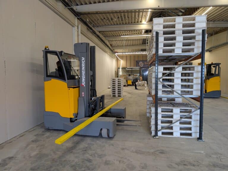 Gaffeltruck i lager med paller