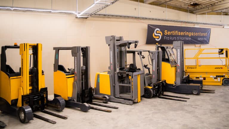 T1, T2, T3, T4 og T5 gaffeltrucker som er gule.