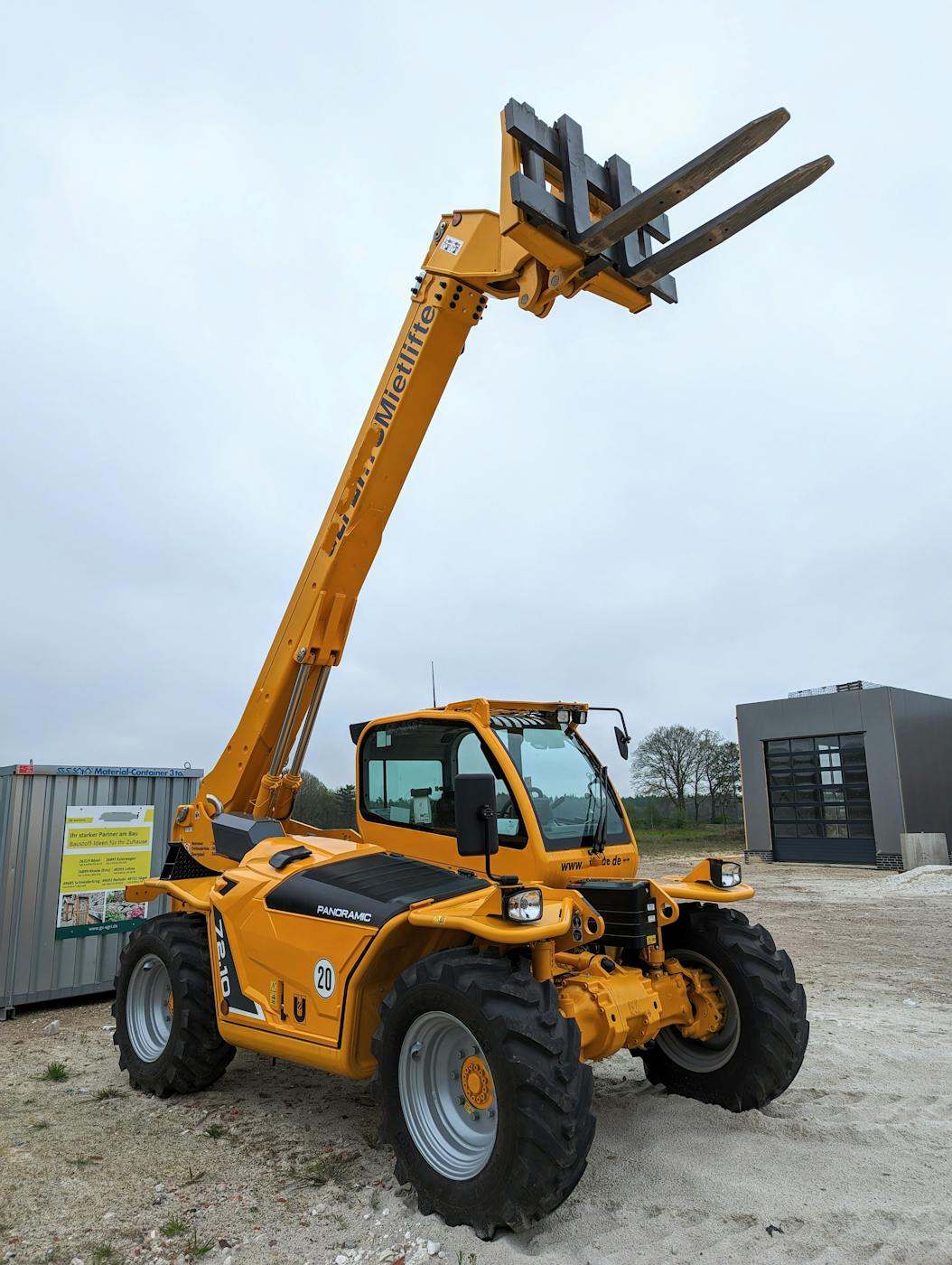 Teleskoptruck C1 og C2: kurs, krav og forkunnskaper 6 gul teleskoptruck kurs maskin. strekker gaflene opp mot en grå himmel.